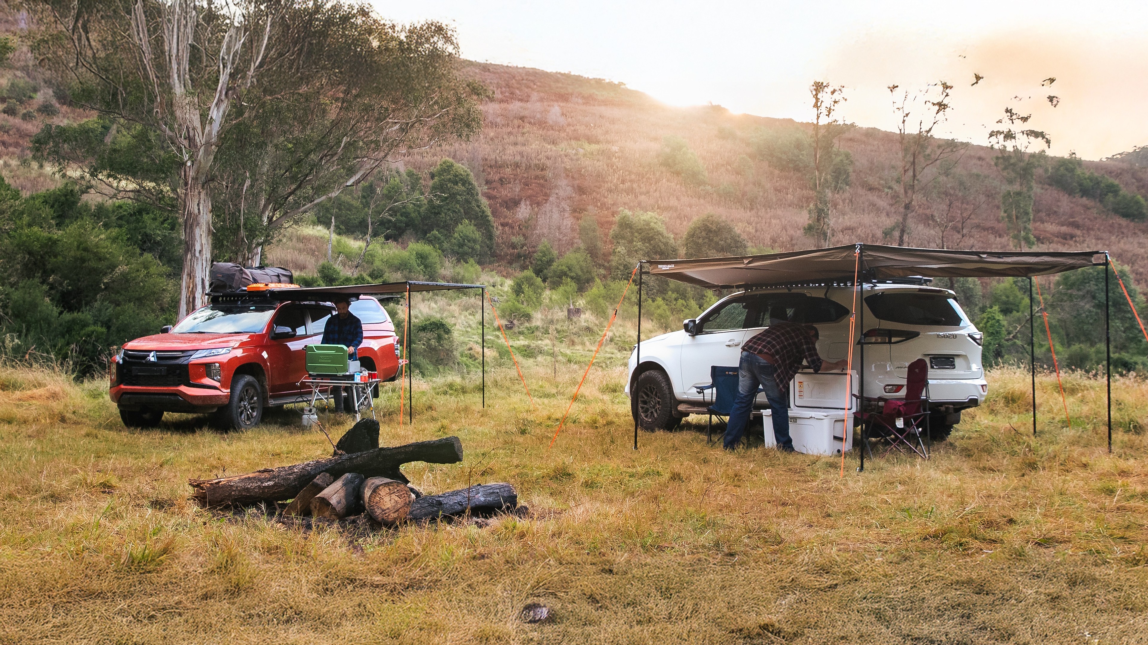 オーニングを設営している人